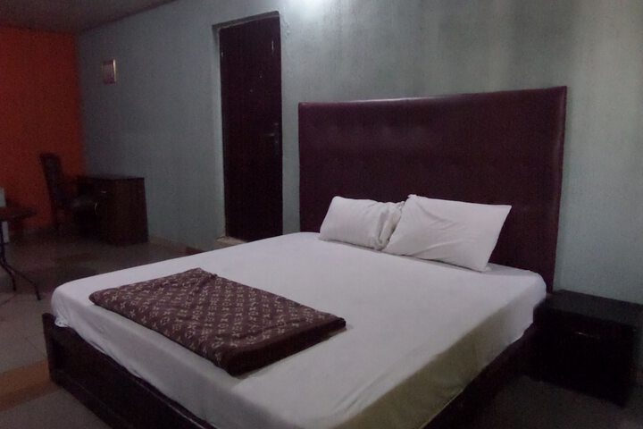 Room 10 of 12