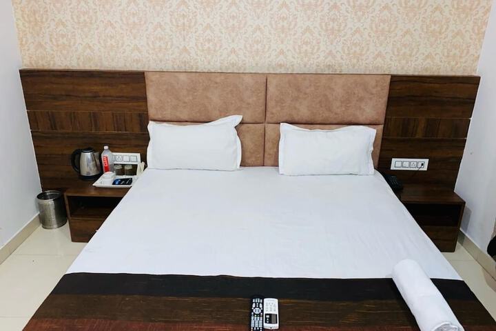 Room 2 of 27