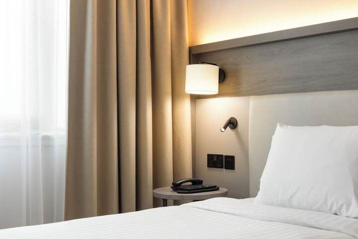 Room 6 of 14