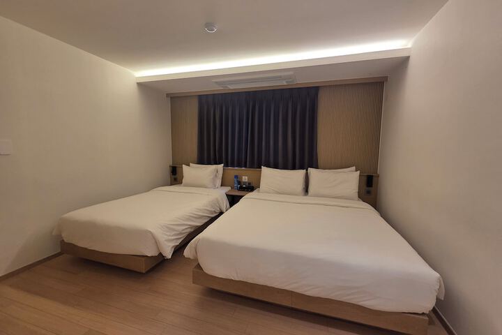 Room 43 of 59