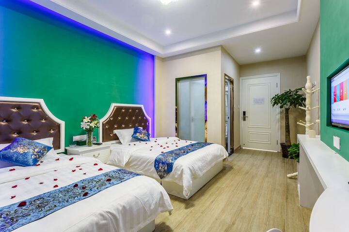 Room 5 of 12