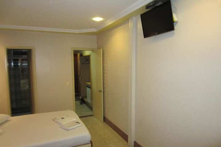 Room 4 of 43