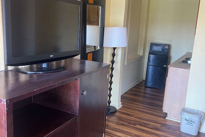 Room 5 of 13