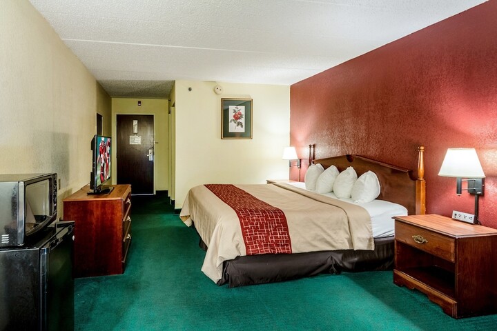 Deluxe King Bed Accessible (6 of 14)