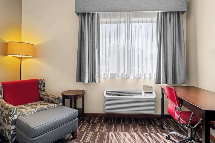 1 King Bed Microfridge High Speed Internet Full Breakfast (14 of 18)