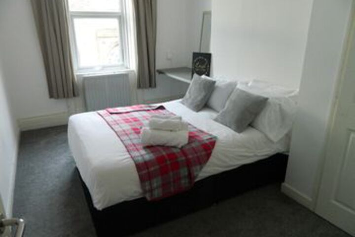 Room 6 of 9