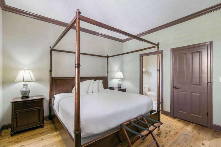 1 King Bed Accessible (8 of 8)