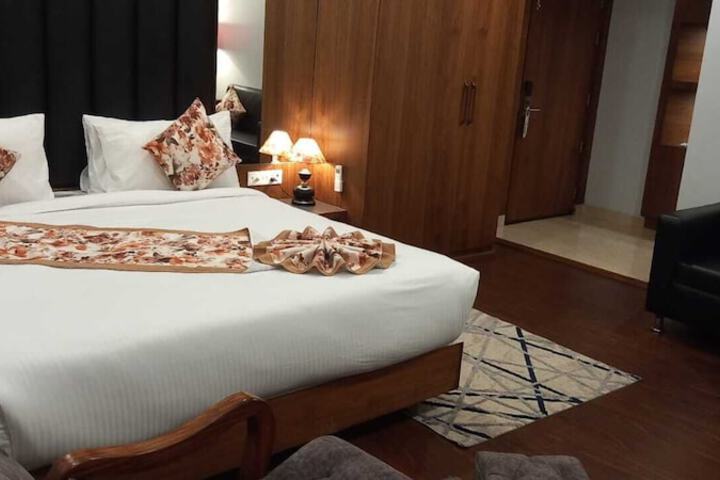 Room 5 of 8