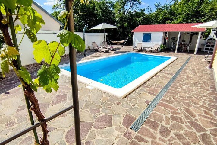 Pool 56 of 72