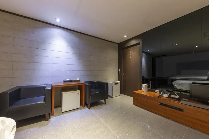 Room 5 of 18