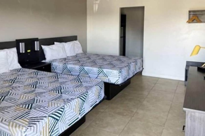1 Queen Bed (2 of 2)