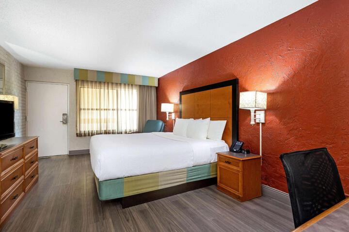 1 King Bed Deluxe Room (2 of 19)