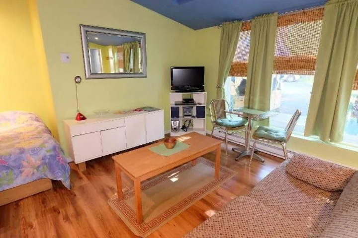 Room 4 of 18