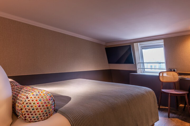 Room 5 of 40