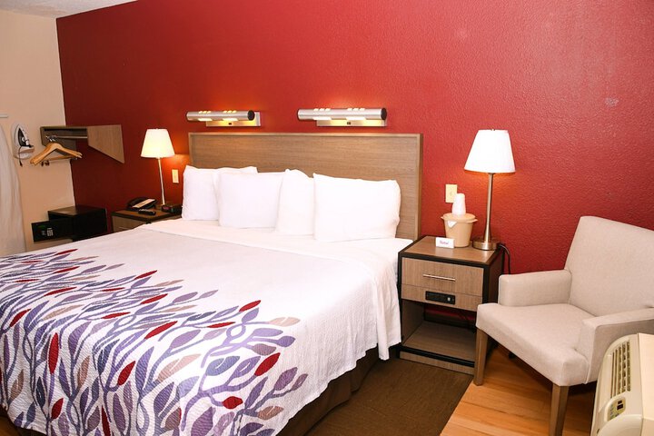 1 King Bed (6 of 17)
