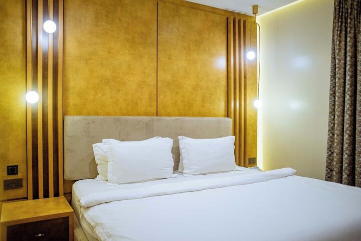 Room 9 of 30