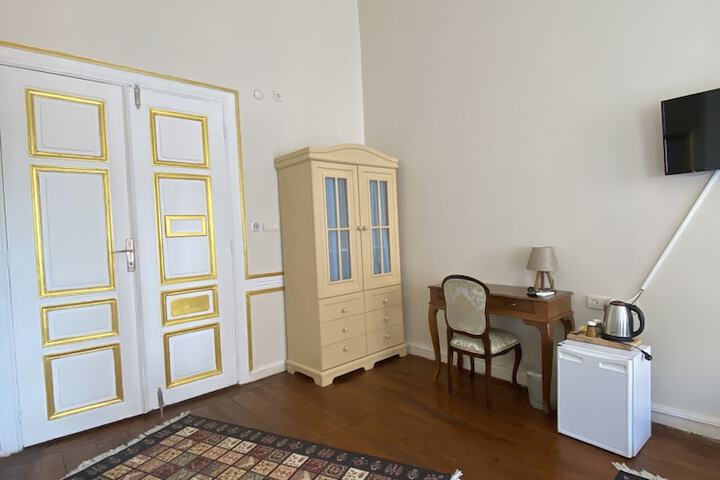 Room 13 of 38