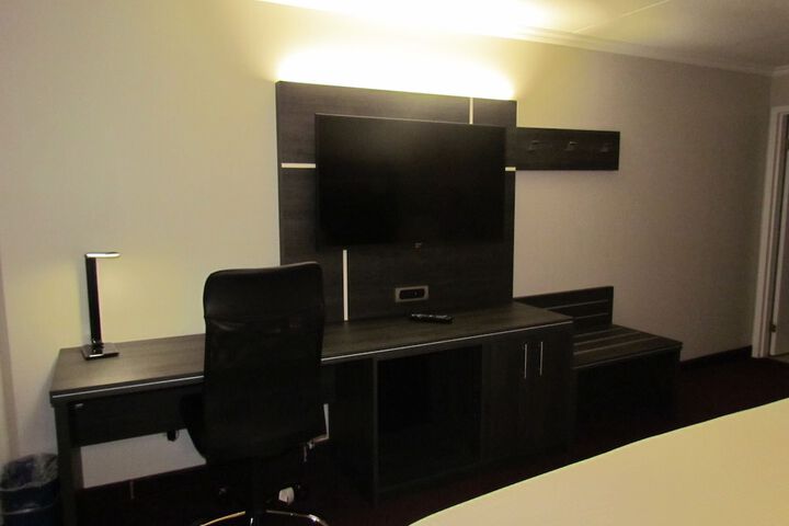 1 King Bed (2 of 10)