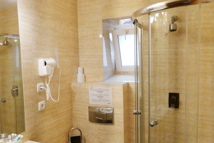 Room 44 of 65