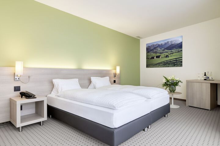 Room 6 of 25