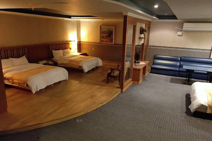 Room 10 of 22