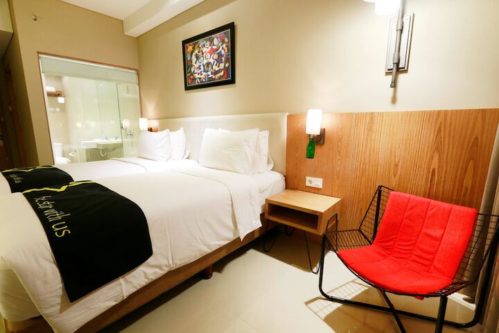 Room 10 of 33