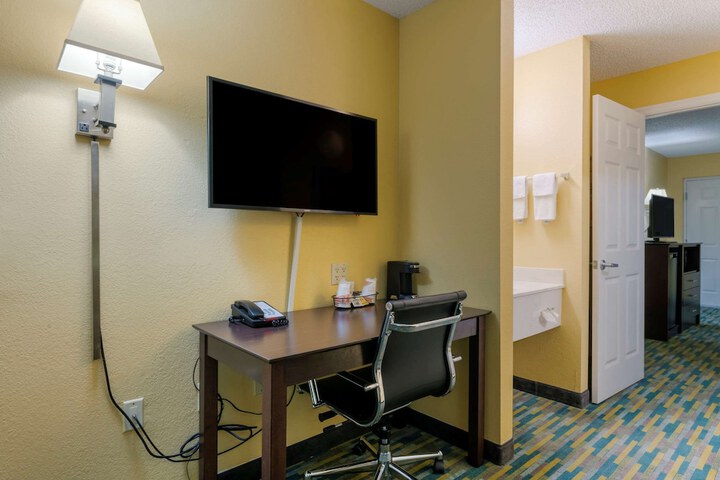Standard Room, King or Two Doubles (8 of 11)