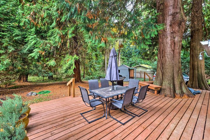 House w / Deck on Whidbey Island 1 Mi From Shore!