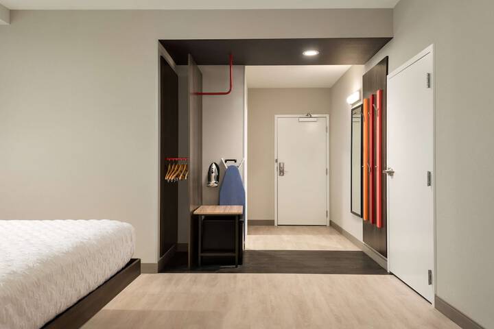 1 King Hearing Accessible Room with Bathtub (4 of 4)