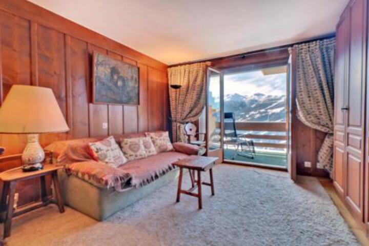 Room 4 of 8