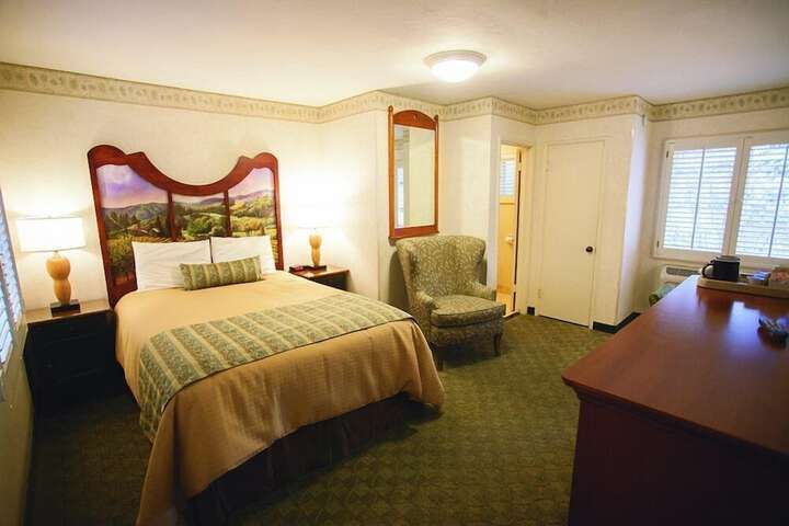 Classic Room 1 Queen Bed Poolside (7 of 10)