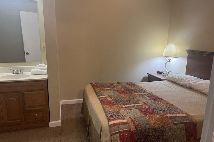 1 Bedroom Romantic Queen Bed Jetted Tub (3 of 6)