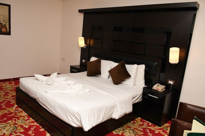 Room 10 of 99