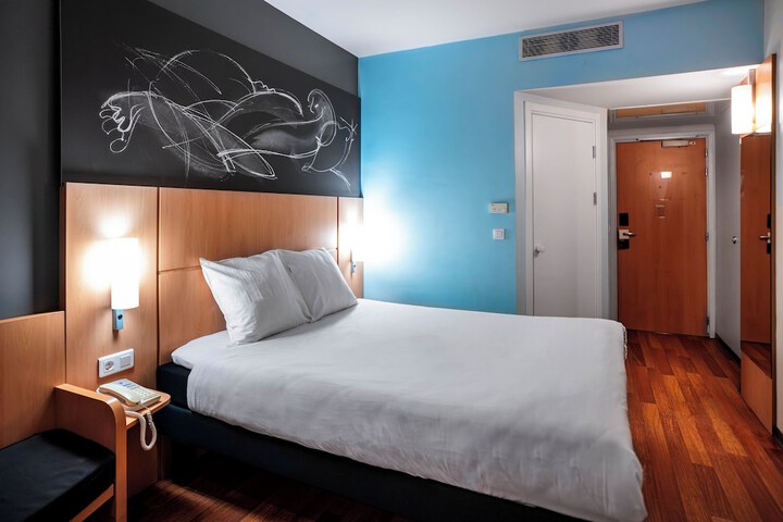 Room 3 of 49