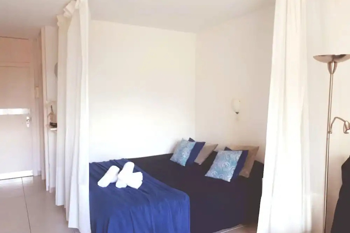 Room 5 of 18