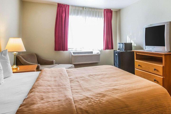 1 Queen Bed (16 of 37)