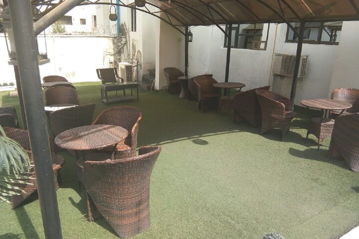 Lounge 7 of 8