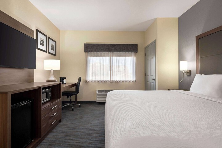 1 King Bed (1 of 13)