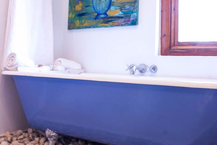Deep soaking bathtub