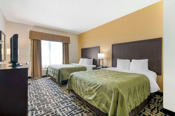 2 Queen Beds (1 of 14)