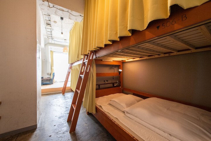 Room 6 of 136
