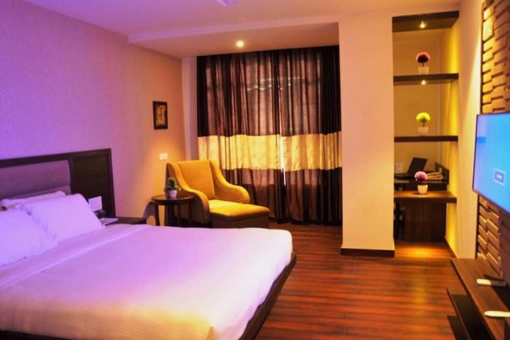 Room 6 of 18