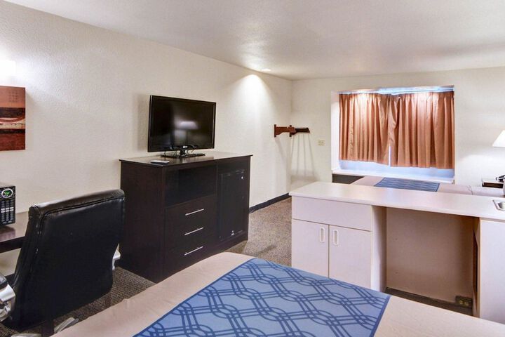 1 Queen Bed (5 of 13)