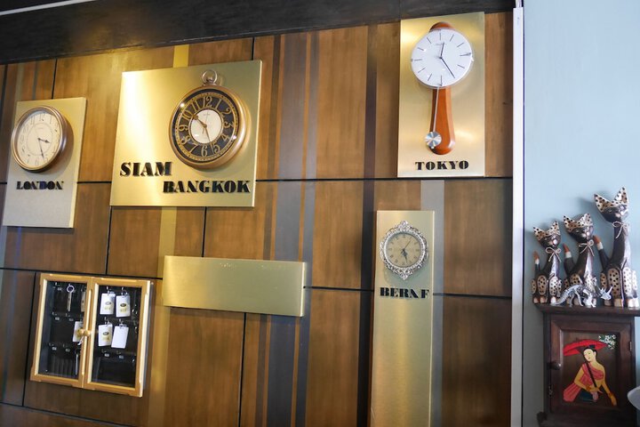 Check-in/check-out kiosk
