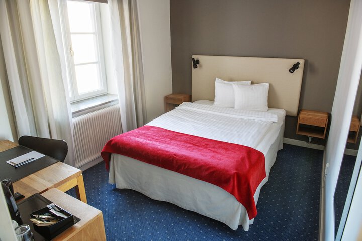 Room 6 of 84