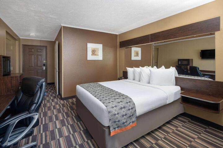 1 Queen Bed (19 of 21)