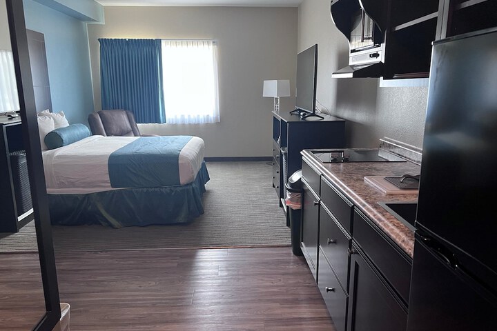 Quadruple Queen Bed (7 of 17)