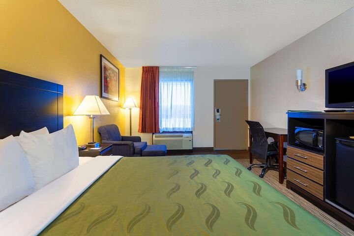 1 King Bed (18 of 19)
