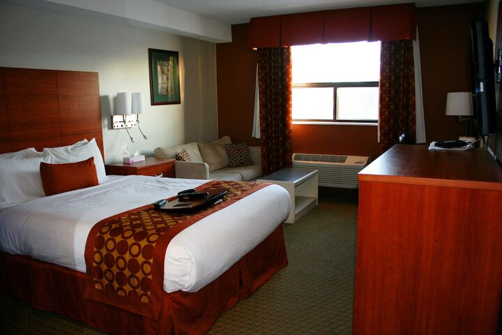 1 Queen Bed (2 of 17)