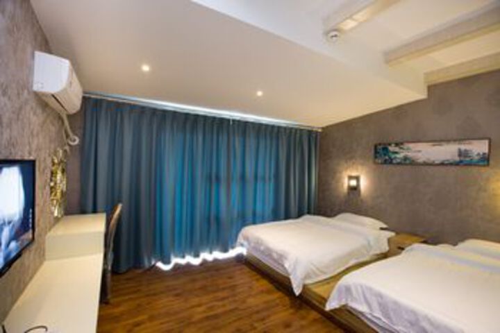 Room 10 of 30